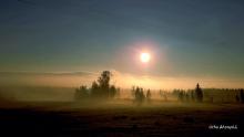 sumuinen aamuaurinko