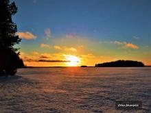 Talviaurinko järven yllä