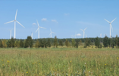 Tuulivoimaloita peltomaisemassa