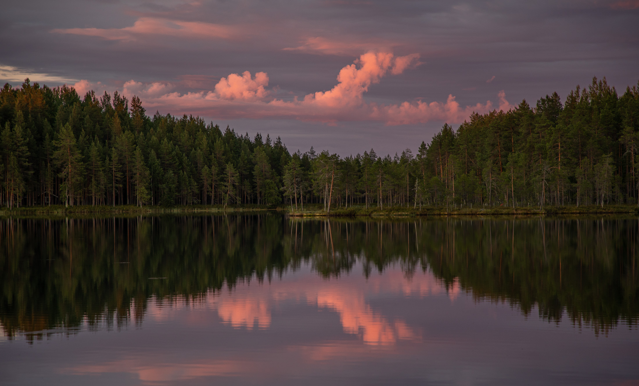 Järvimaisema ja ilta-auringon värjäämä taivas