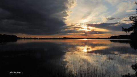 Valon ja varjon leikkiä järvellä