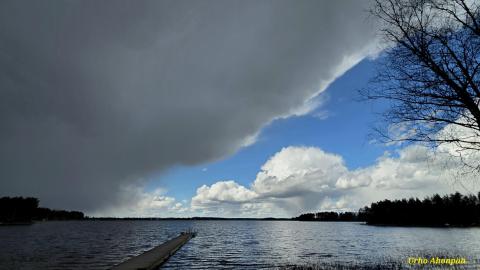 Sadepilviä Pyhännänjärven yllä