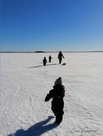 Ihmisiä järven jäällä