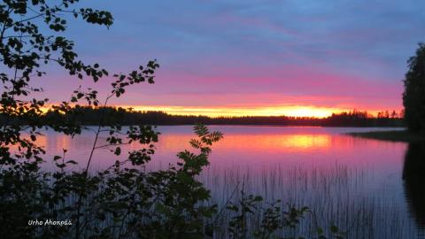Kaunis auringonlasku järvellä