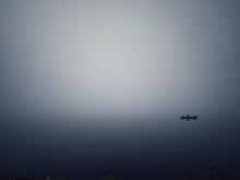 Soutaja sumuisella järvellä